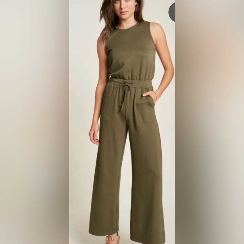 Nwt Davi & Dani Jumpsuit with elastic waist, drawstring and pockets.  Scuba